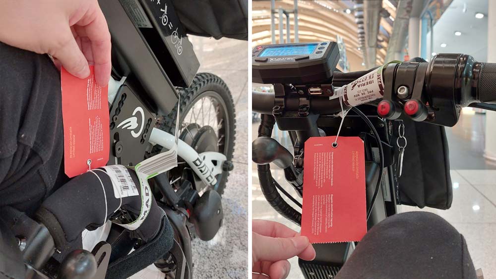 silla de ruedas y handbike con etiquetas de facturación en el aeropuerto antes de viajar en avión. silla de ruedas y handbike con etiquetas de facturación en el aeropuerto antes de viajar en avión.
