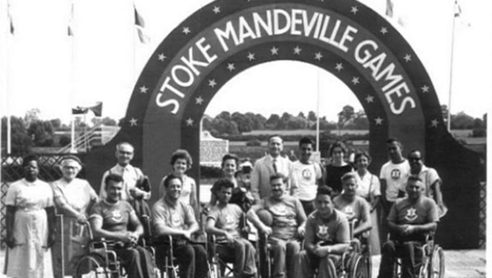 Ludwig Guttmann y pacientes en silla de ruedas en los Stoke Mandeville Games de 1948. Primeros Stoke Mandeville Games en 1948. En la foto: el Dr. Ludwig Guttman posa junto al personal del hospital y los atletas en silla de ruedas