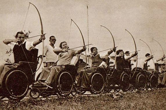 Atletas en silla de ruedas compitiendo en tiro de arco durante los Stoke Mandeville Games. Atletas en silla de ruedas compitiendo en tiro de arco durante los Stoke Mandeville Games de 1948.