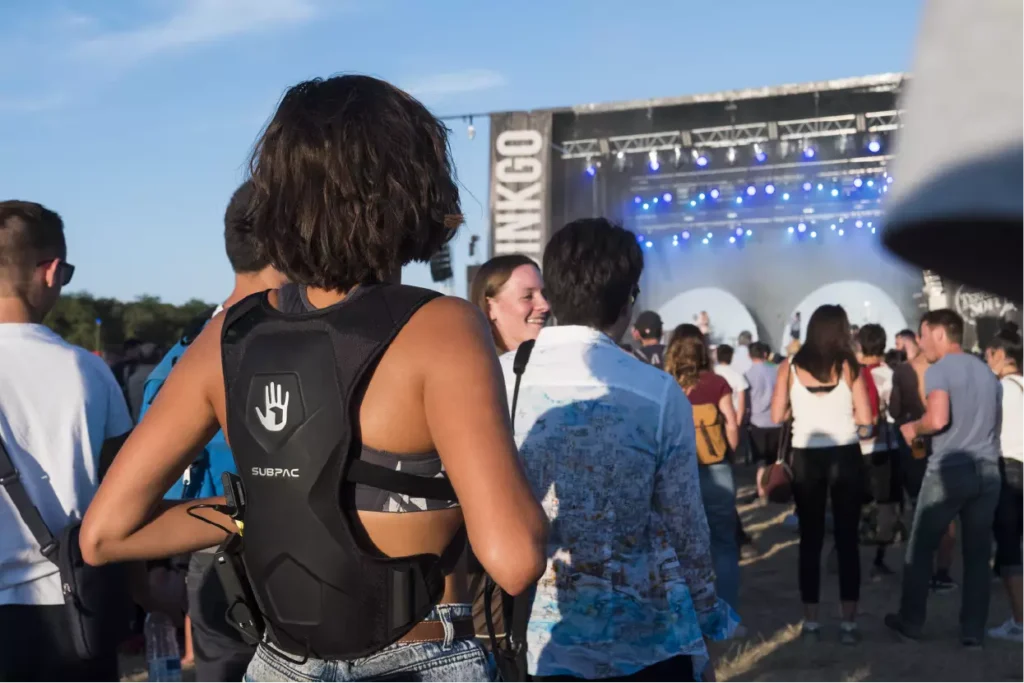 mochilas vibratorias para sordos. Festivales de música accesibles mochilas vibratorias para sordos