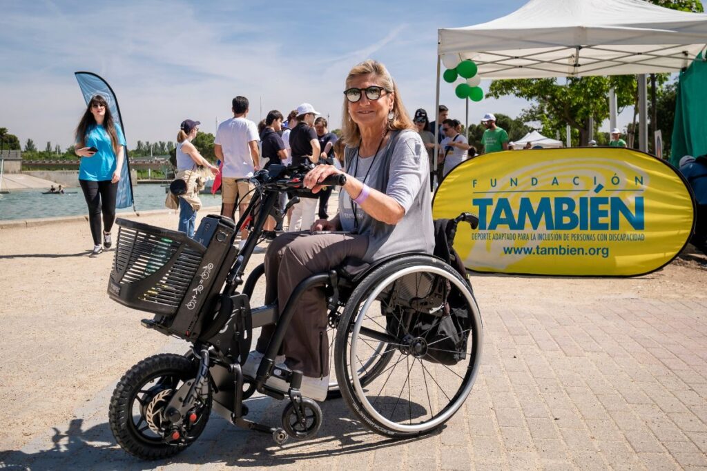 A wheelchair user using her Batec handbike at a Fundación También event.